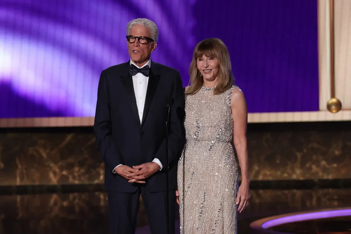 تيد دانسون وماري ستينبورجين Ted Danson and Mary Steenburgen بحفل توزيع جوائز إيمي برايمتايم 2025. مصدر الصورة: VALERIE MACON / AFP