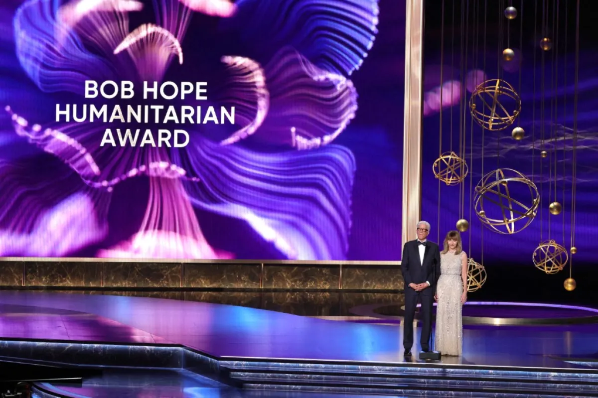 تيد دانسون وزوجته ماري ستينبورجين يفوزان بجائزة هوب بوب الانسانية في حفل ايمي 2025 - Ted Danson and Mary Steenburgen accept the Bob Hope Humanitarian Award onstage during the 77th Primetime Emmy Awards- مصدر الصورة  KEVIN WINTER / GETTY IMAGES NORTH AMERICA / Getty Images via AFP