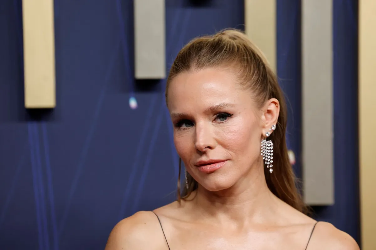 كريستين بيل ترتدي أقراطا ماسية تتدلى كالشراريب 