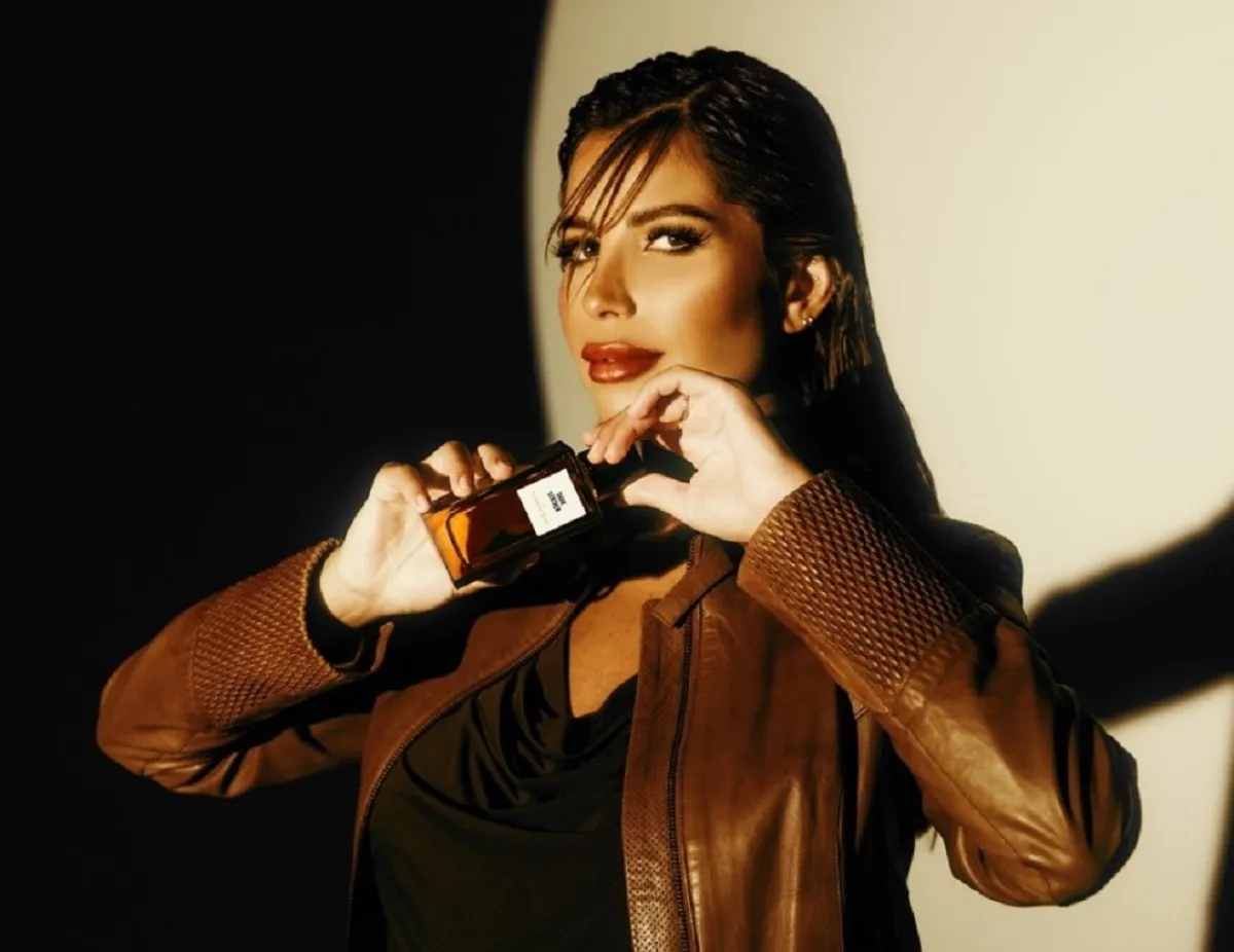 الإعلامية سارة مراد- الصورة من المكتب الإعلامي لعلامة العطور الخاصة بها