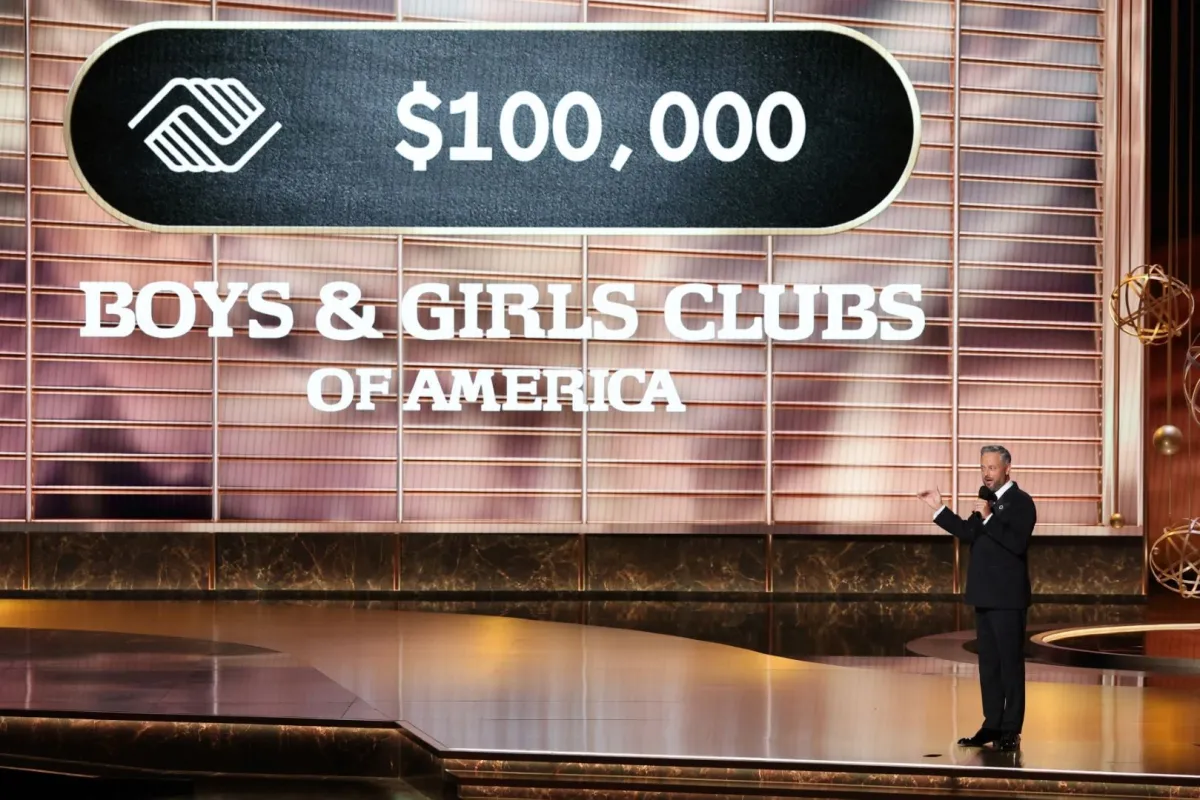 نيت بارغاتز Nate Bargatze من حفل توزيع جوائز إيمي برايم تايم 2025. مصدر الصورة: Valerie MACON / AFP