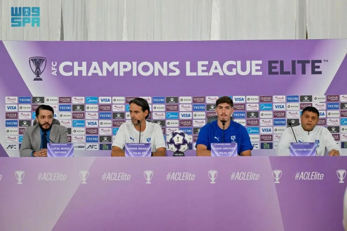 سيموني إنزاغي المدير الفني لفريق الهلال الأول لكرة القدم واللاعب  يوسف أكتشيشيك وآخرين