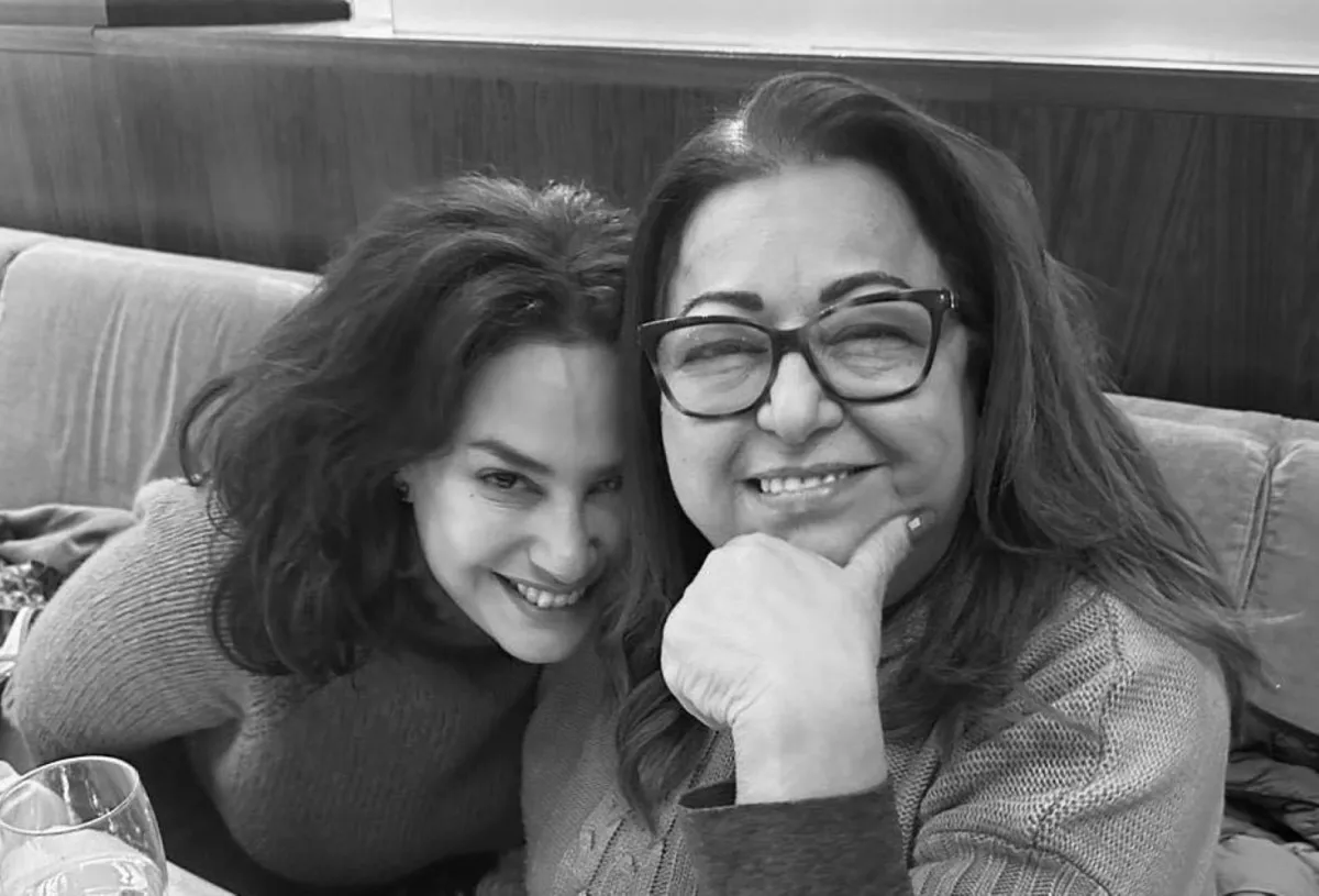 هند صبري مع والدتها الراحلة- الصورة من حسابها على فيسبوك