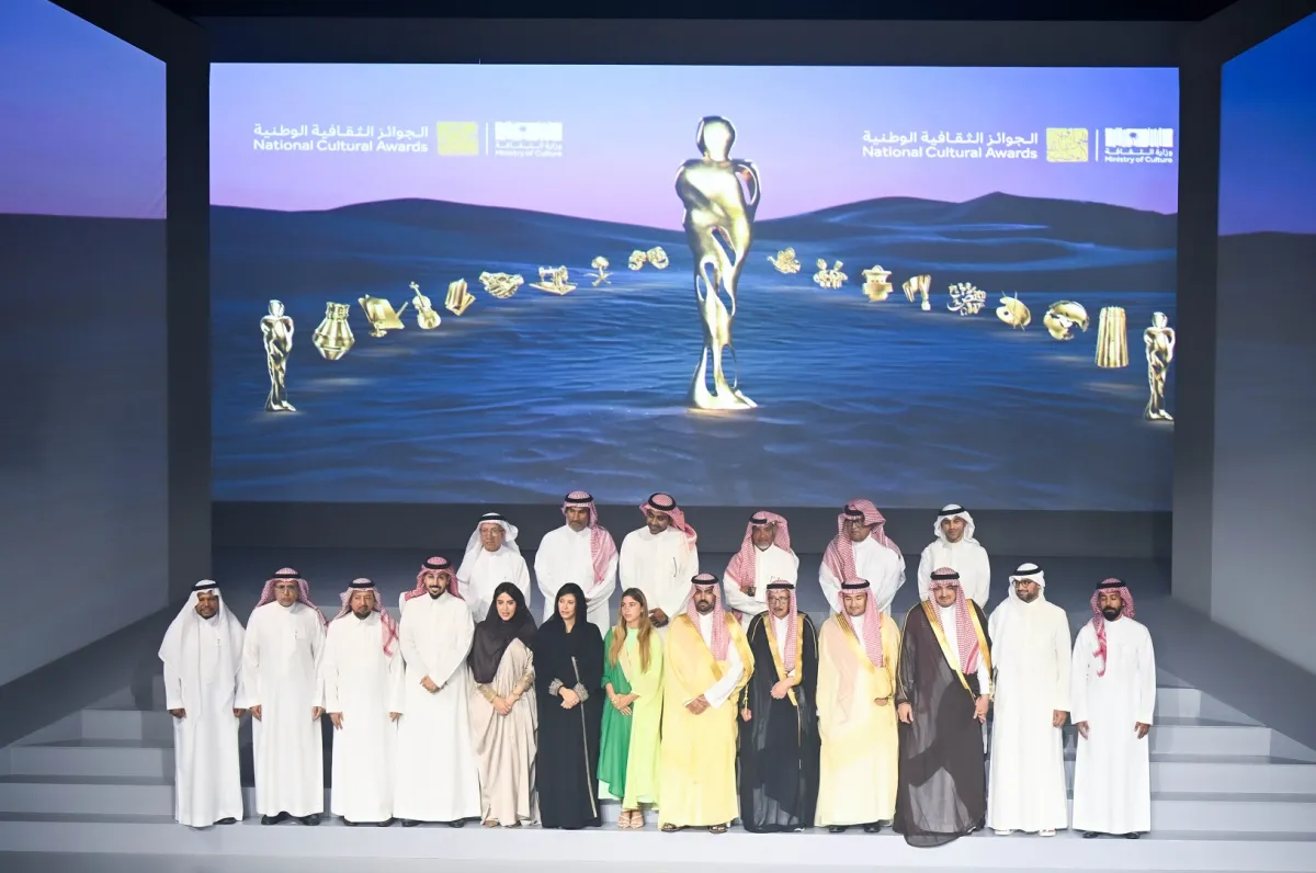 صورة جماعية للفائزين مع وزير الثقافة