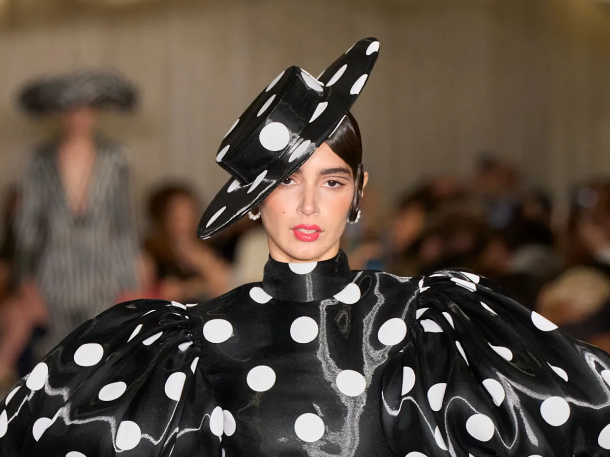 قبعة من كريستيان سيريانو Christian Siriano - الصورة من Launchmetrics/Spotlight ©