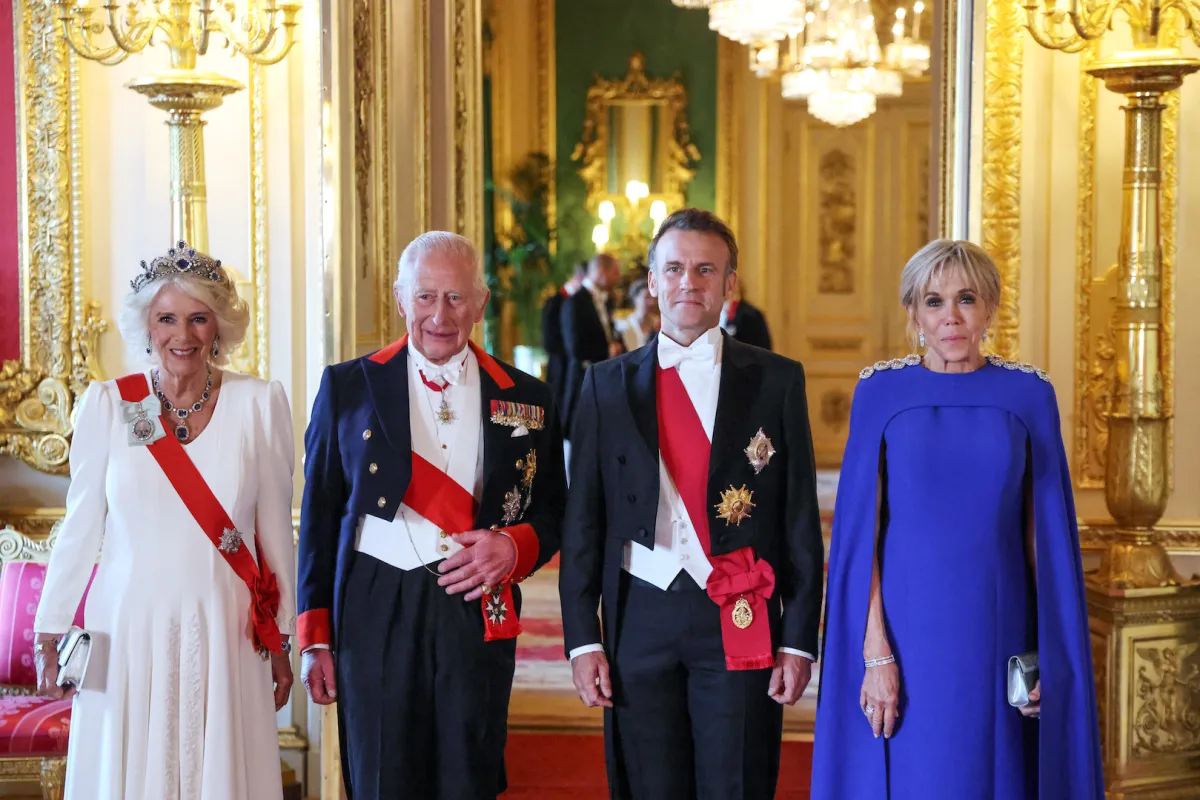 الملكة كاميلا ترتدي تاج الياقوت الأزرق والألماس في حفل استقبال الرئيس الفرنسي وعقيلته