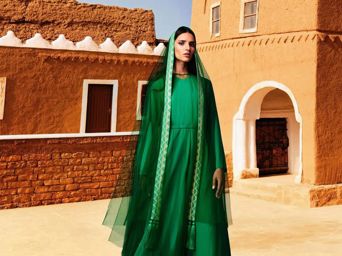  هنيدة الصيرفي - الصورة من حساب المصممة السعودية الرسمي على انستغرام