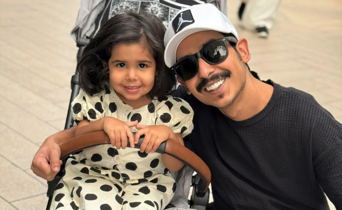 عبدالله المسلم  مع ابنته منيرة- الصورة من حسابه  على الانستغرام