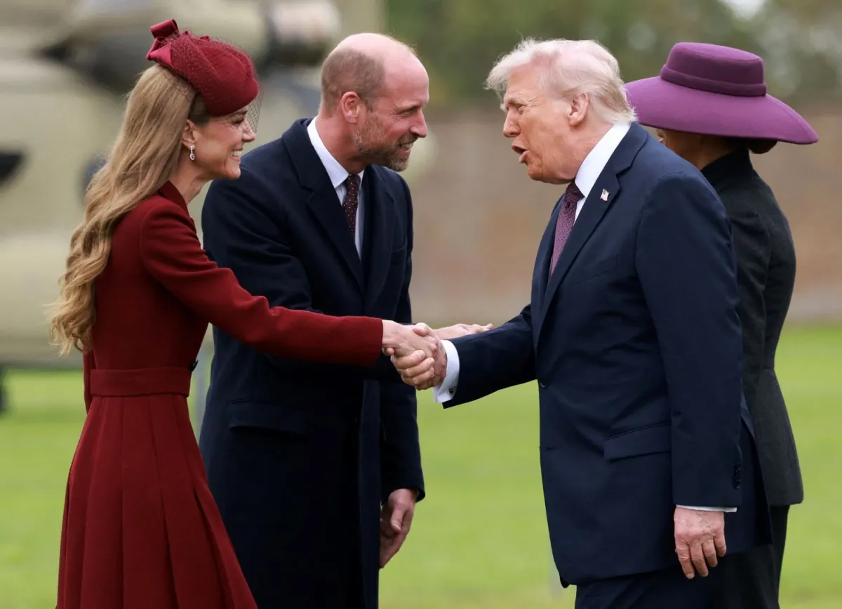 دونالد ترامب والسيدة الأولى ميلانيا ترامب يستقبلان من قبل الأمير ويليام وكاثرين، أميرة ويلز، في حدائق قلعة وندسور، في وندسور (Donald Trump and First Lady Melania Trump are greeted by Prince William and Catherine, Princess of Wales at the grounds of Windsor Castle, in Windsor). مصدر الصورة: Ian Vogler / POOL / AFP