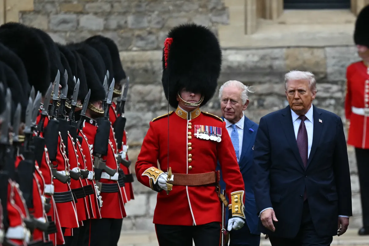 الملك تشارلز ودونالد ترامب في ساحة قلعة وندسور ( King Charles and Donald Trump in the courtyard of Windsor Castle ). مصدر الصورة: ANDREW CABALLERO-REYNOLDS / AFP