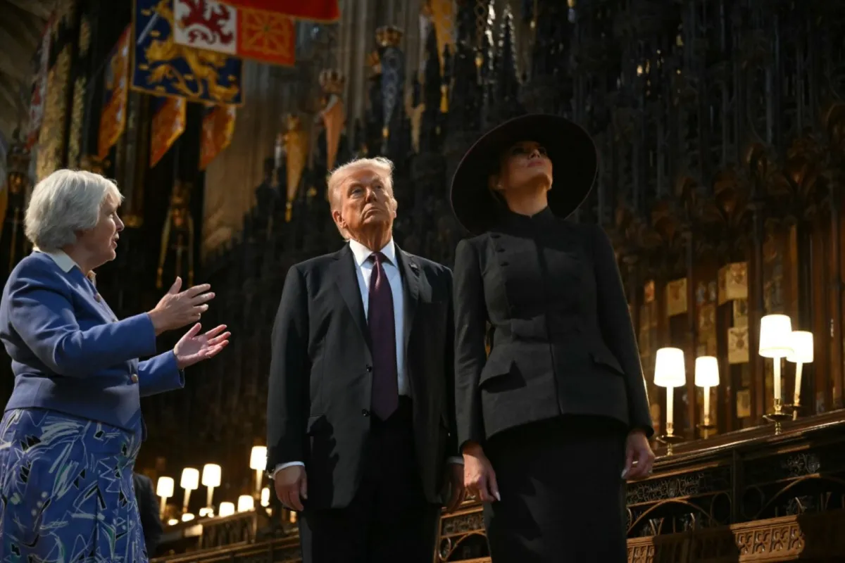 دونالد ترامب وميلانيا ترامب في قلعة وندسور، في وندسور (Donald Trump and Melania Trump at Windsor Castle, in Windsor). مصدر الصورة: ANDREW CABALLERO-REYNOLDS / POOL / AFP