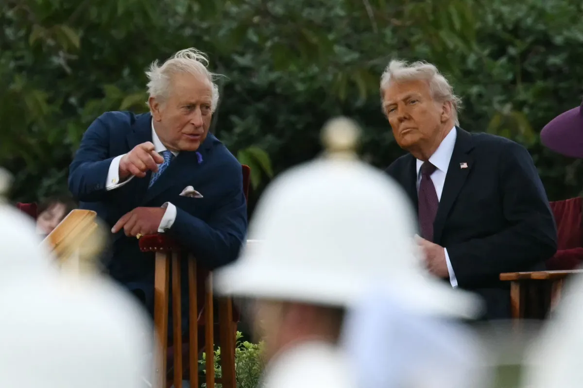 الملك البريطاني تشارلز أثناء حديثه مع الرئيس الأمريكي دونالد ترامب (Britain's King Charles  as he talks with US President Donald Trump )- مصدر الصورة: Photo by ANDREW CABALLERO-REYNOLDS / AFP