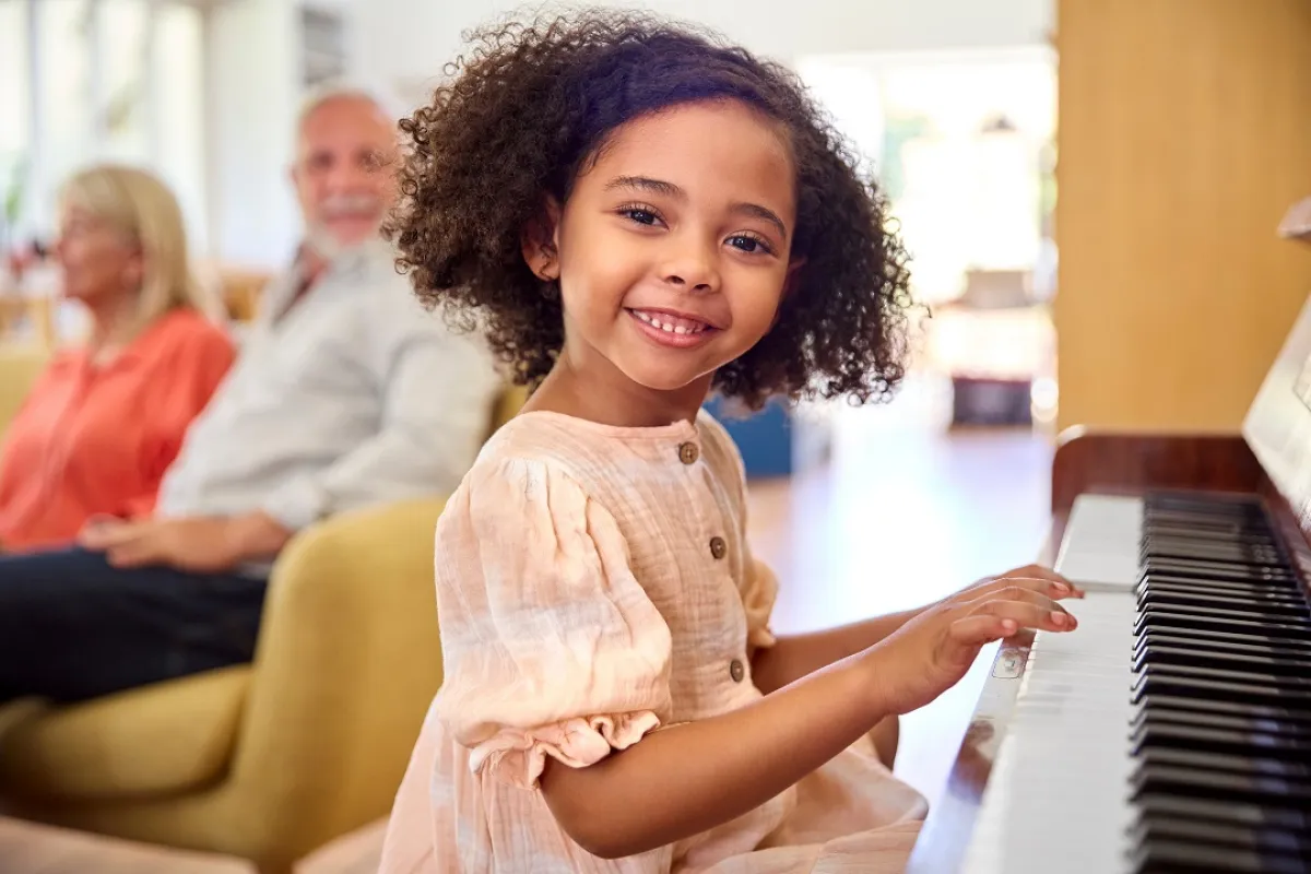 صورة لطفلة تعزف على البيانو