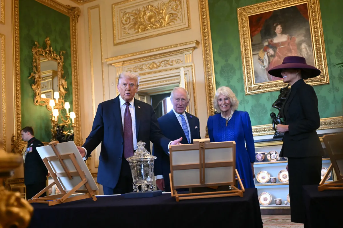 الرئيس الأمريكي دونالد ترامب، والملك تشارلز الثالث ملك بريطانيا، والملكة كاميلا ملكة بريطانيا، والسيدة الأولى ميلانيا ترامب، ‏يشاهدون مقتنيات من المجموعة الملكية في قاعة الرسم الخضراء في وندسور- مصدر الصورة: ‏Photo by ANDREW ‎CABALLERO-REYNOLDS / AFP