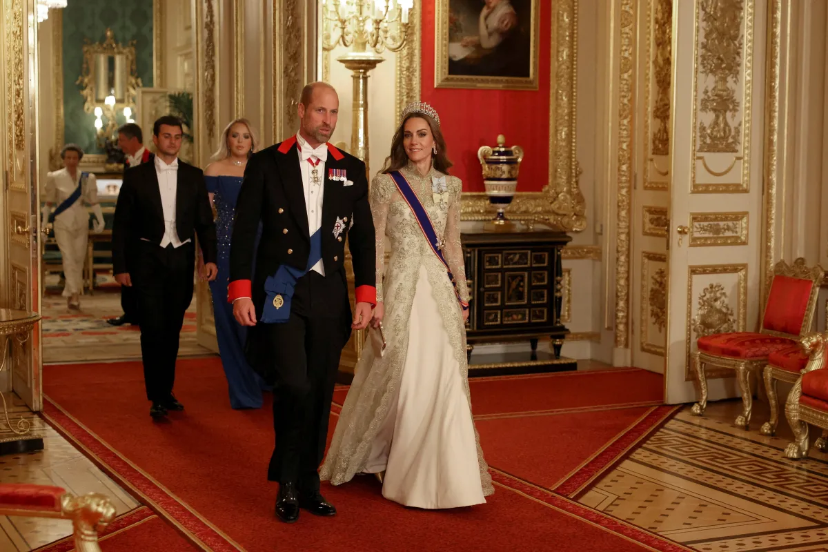 أمير وأميرة ويلز في حضور مأدبة رسمية في قلعة وندسور ( The Prince and Princess of Wales attend a state banquet at Windsor Castle ). مصدر الصورة: by Phil Noble / POOL / AFP