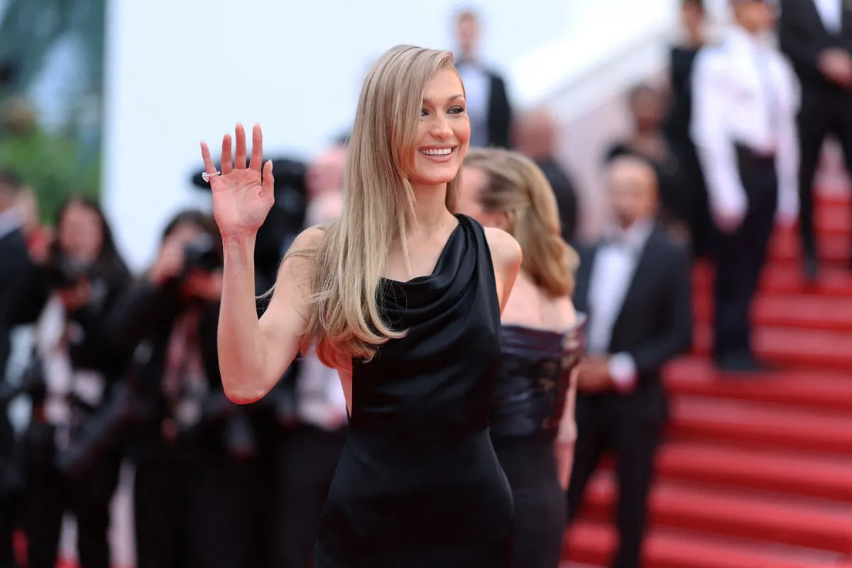 بيلا حديد في مهرجان كان السينمائي الدولي ( Bella Hadid at the Cannes Film Festival ). مصدر الصورة:  Sameer AL-DOUMY / AFP