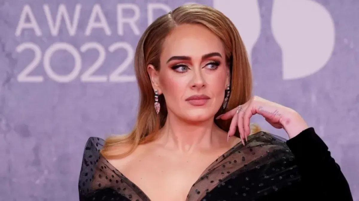 أديل لدى وصولها إلى حفل توزيع جوائز بريت 2022 في لندن (Adele upon her arrival for the BRIT Awards 2022 in London)، مصدر الصورة: Niklas HALLE'N / AFP