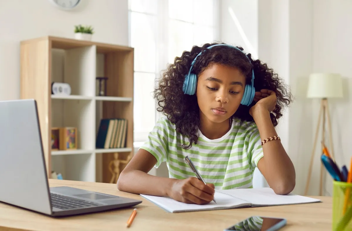 صورة لطالبة تذاكر