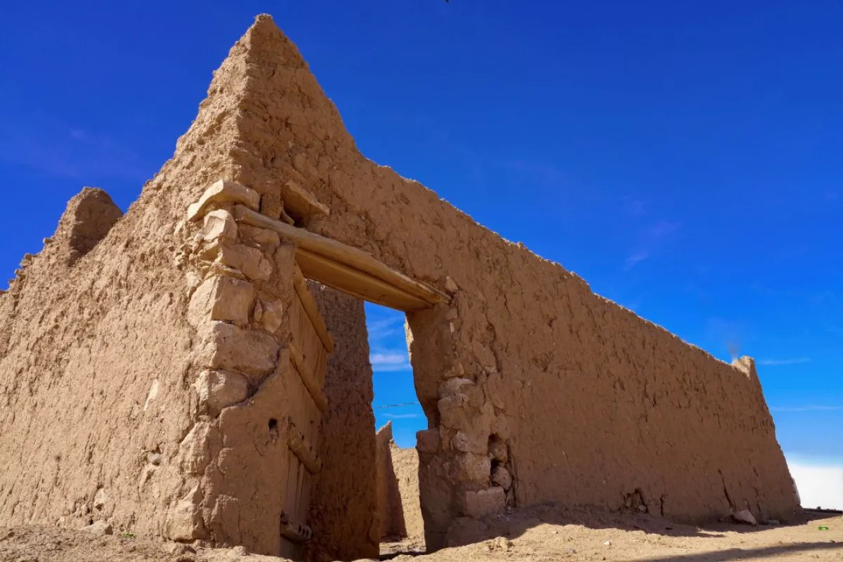 مبنى أثري في لينة بالحدود الشمالية