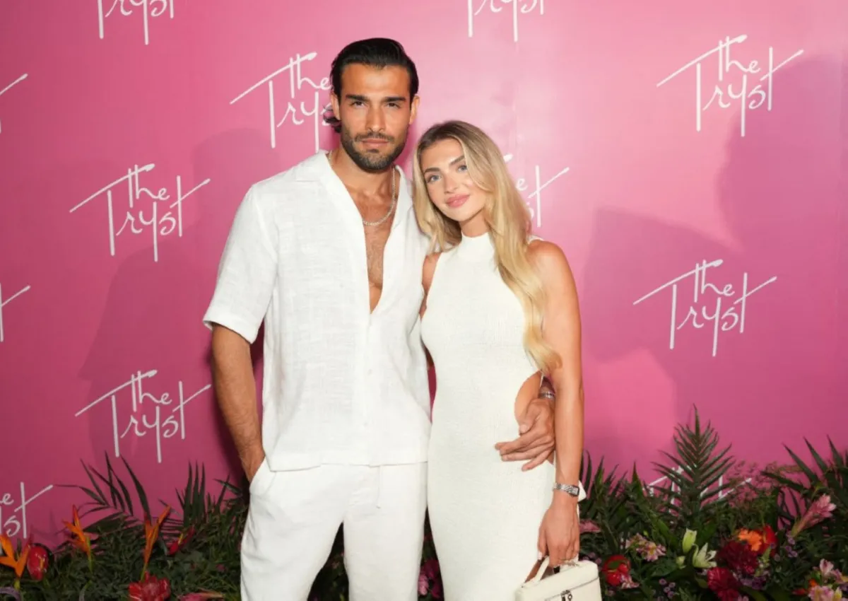 سام أصغري وبروك إيرفين في بويرتو فالارتا، المكسيك (sam Asghari and Brooke Irvine in Puerto Vallarta, Mexico). مصدر الصورة: Presley Ann/Getty Images for Trust Hotels/AFP