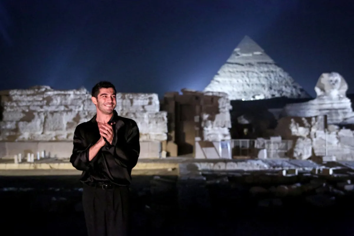 بوراك دينيز أمام الأهرامات خلال زيارته لمصر(Burak Deniz in front of the pyramids during his visit to Egypt). مصدر الصورة: Art d'Egypte / AFP