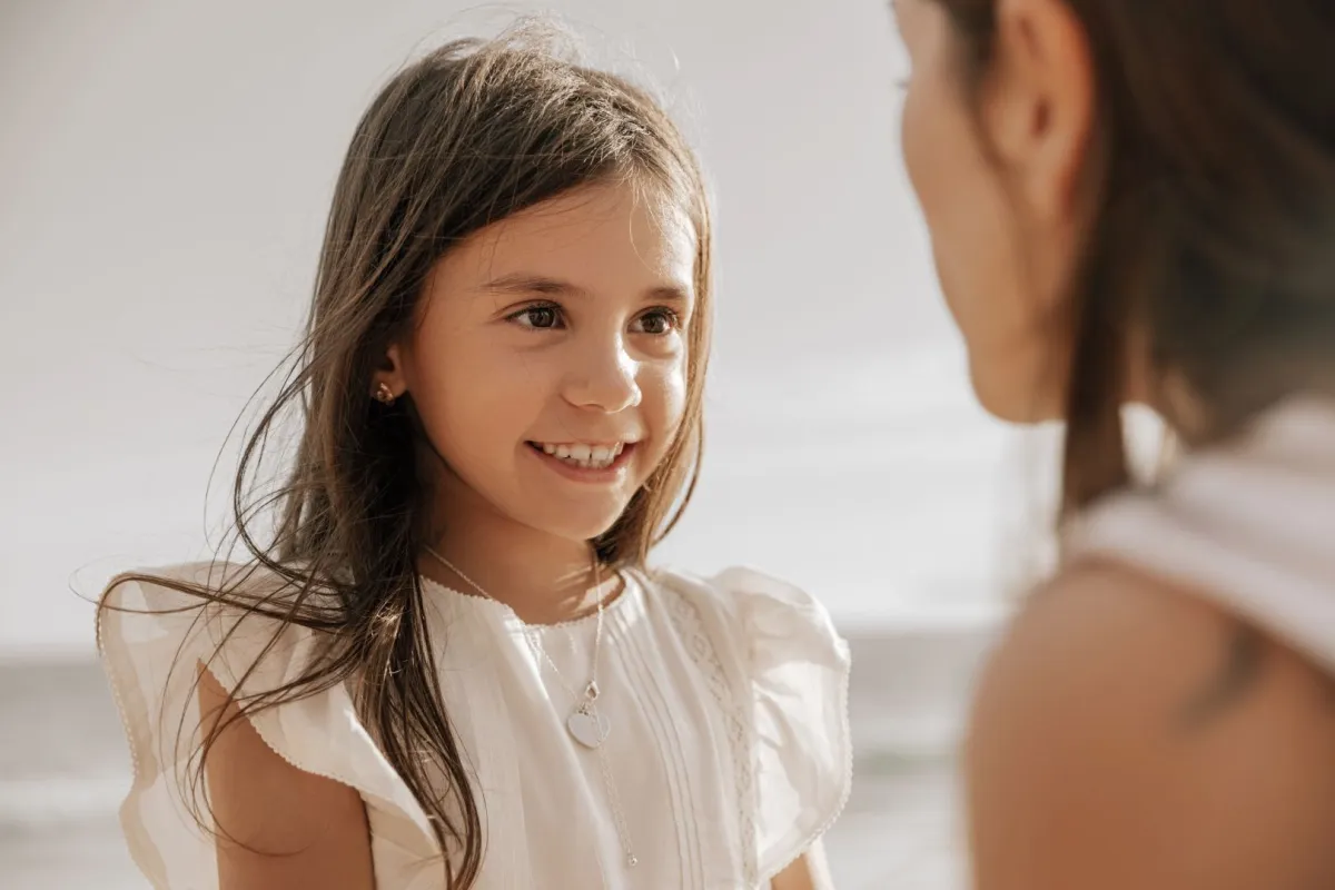 صورة أم تكلم طفلتها