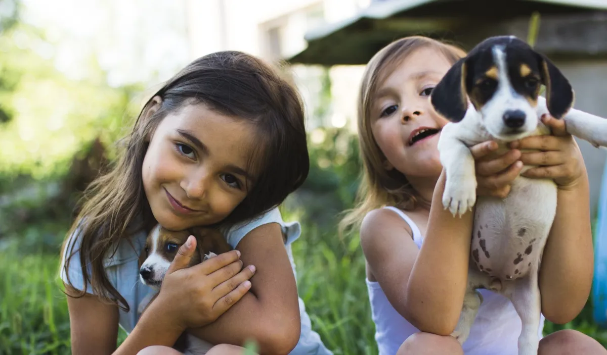 صورة طفلتين مع الحيوانات