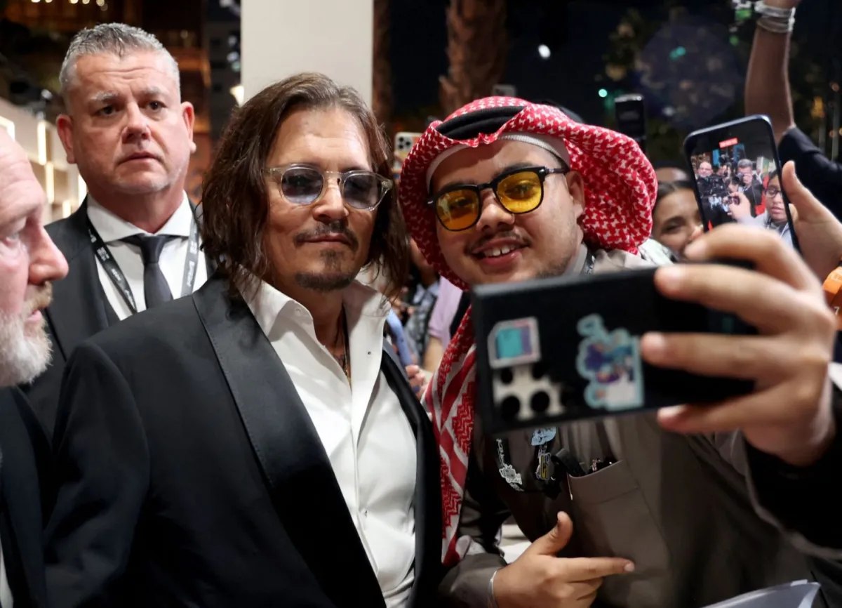 جوني ديب Johnny Depp وسط الجمهور السعودي من مهرجان البحر الأحمر السينمائي 2025. مصدر الصورة: Patrick BAZ / Factstory for the Red Sea International Festival (RSFF) / AFP