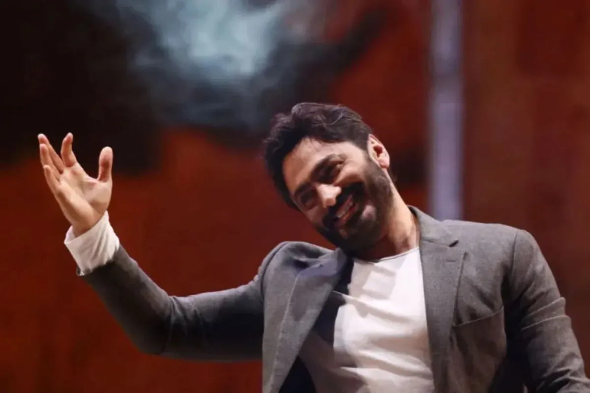 تامر حسني في مهرجان جرش للثقافة والفنون في مدينة جرش اليونانية الرومانية القديمة شمال العاصمة الأردنية عمّان (Tamer Hosny at the Jerash Festival of Culture and Arts in the ancient Greek-Roman city of Jerash, north of the Jordanian capital Amman). مصدر الصورة Khalil MAZRAAWI / AFP