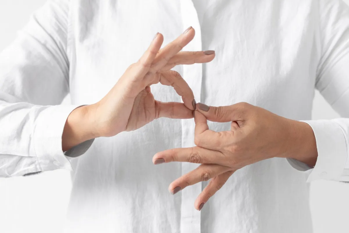 شابة تتحدث بلغة الإشارة  