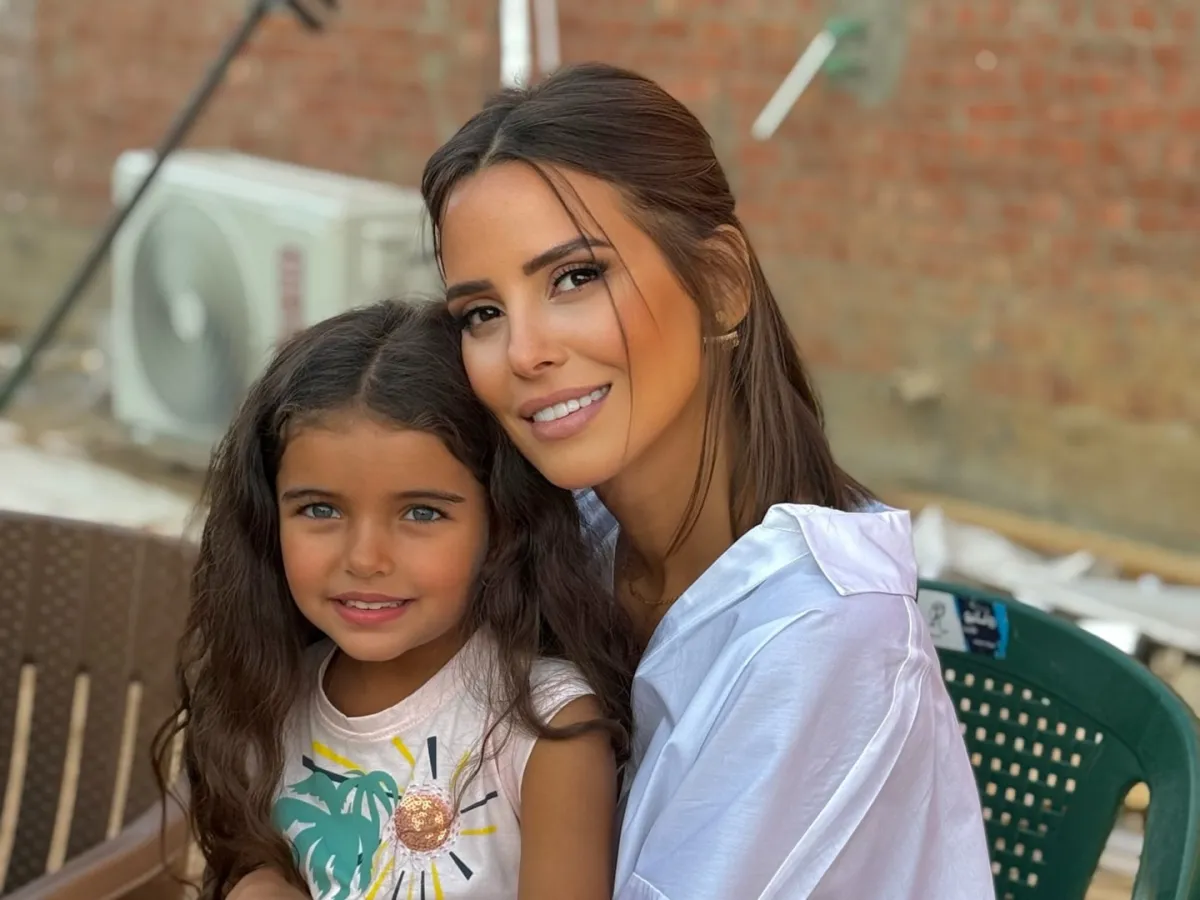 إيمان العاصي مع الطفلة التي تجسد دَور ابنتها بالمسلسل- الصورة من حساب الطفلة جوليا على إنستغرام