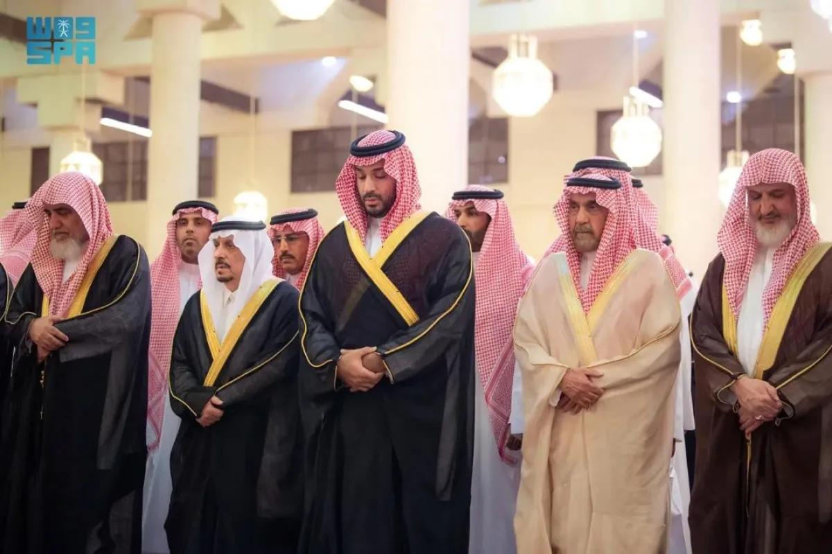 الأمير محمد بن سلمان بن عبدالعزيز آل سعود ولي العهد السعودي وأمير منطقة الرياض وعدد من الحضور أثناء إقامة صلاة الميت على المفتي العام للمملكة