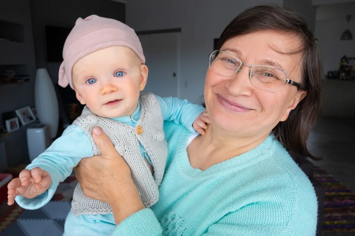 صورة لجدة سعيدة بحمل المولود