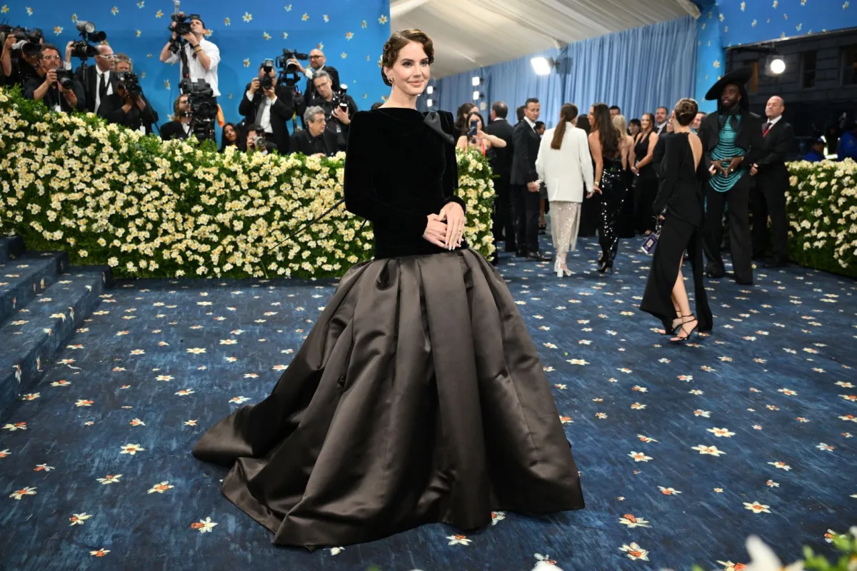 لانا ديل راي Lana Del Rey في حفل ميت غالا 2025. مصدر الصورة: ANGELA WEISS / AFP