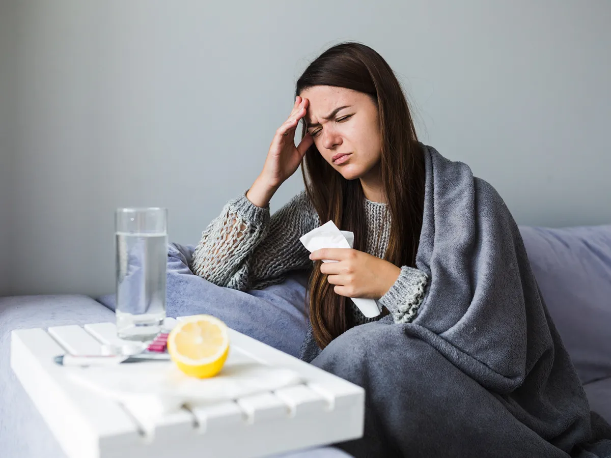 سيدة تعاني من نزلات البرد في المواسم المتغيّرة  Image By Freepik