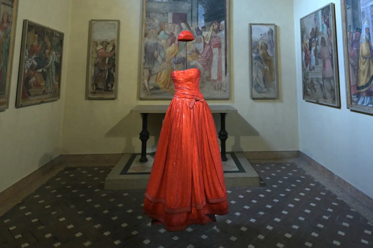 الزي الأحمر الذي ارتدته كاتي هولمز Katie Holmes- (مصدر الصورة Stefano RELLANDINI / AFP)