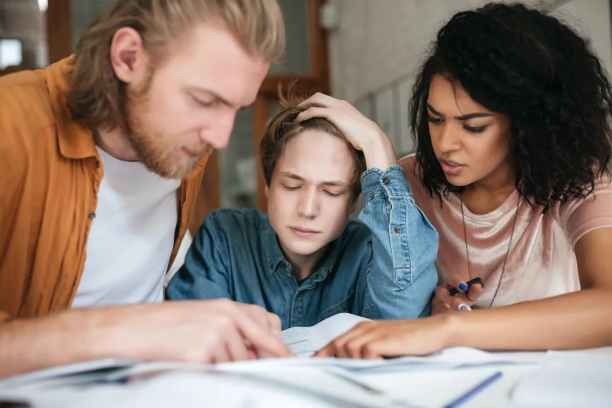 صورة أبوين مع المراهق