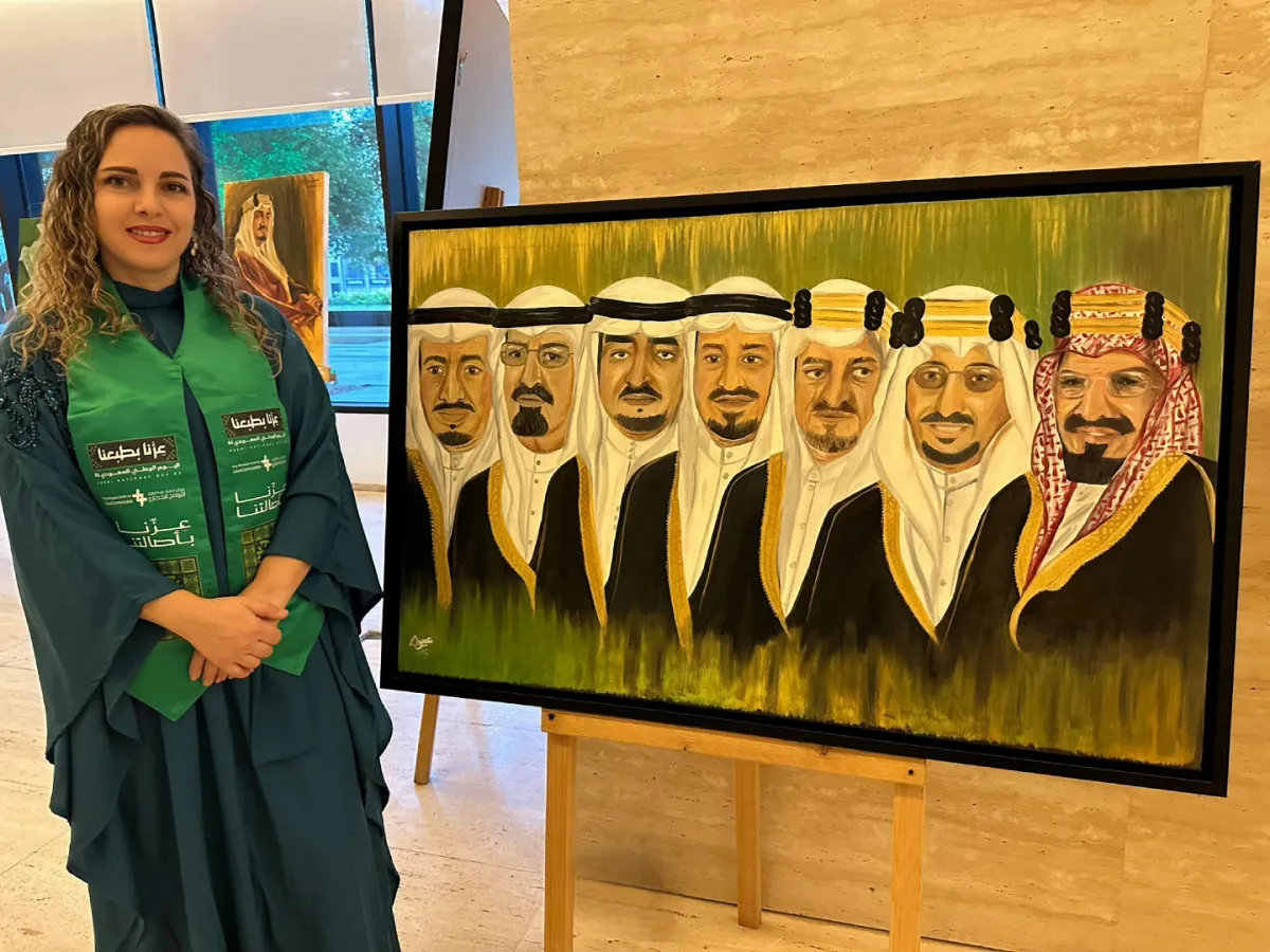 عبير بو حمدان مع لوحتها الملوك