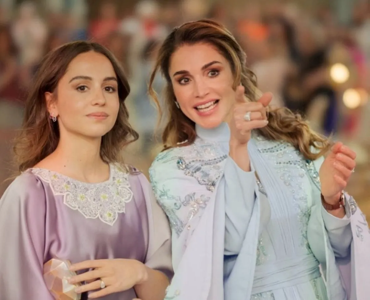 الملكة رانيا وإبنتها Photo by - / Office of Her Majesty Queen Rania Al Abdullah / AFP