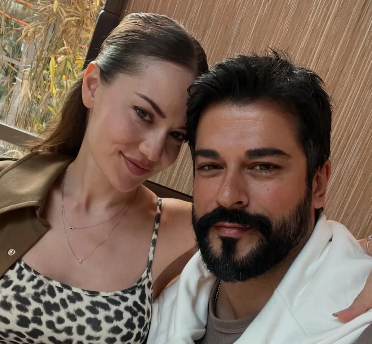 بوراك أوزجيفيت وفخرية أفجان- الصورة من حسابه على إنستغرام