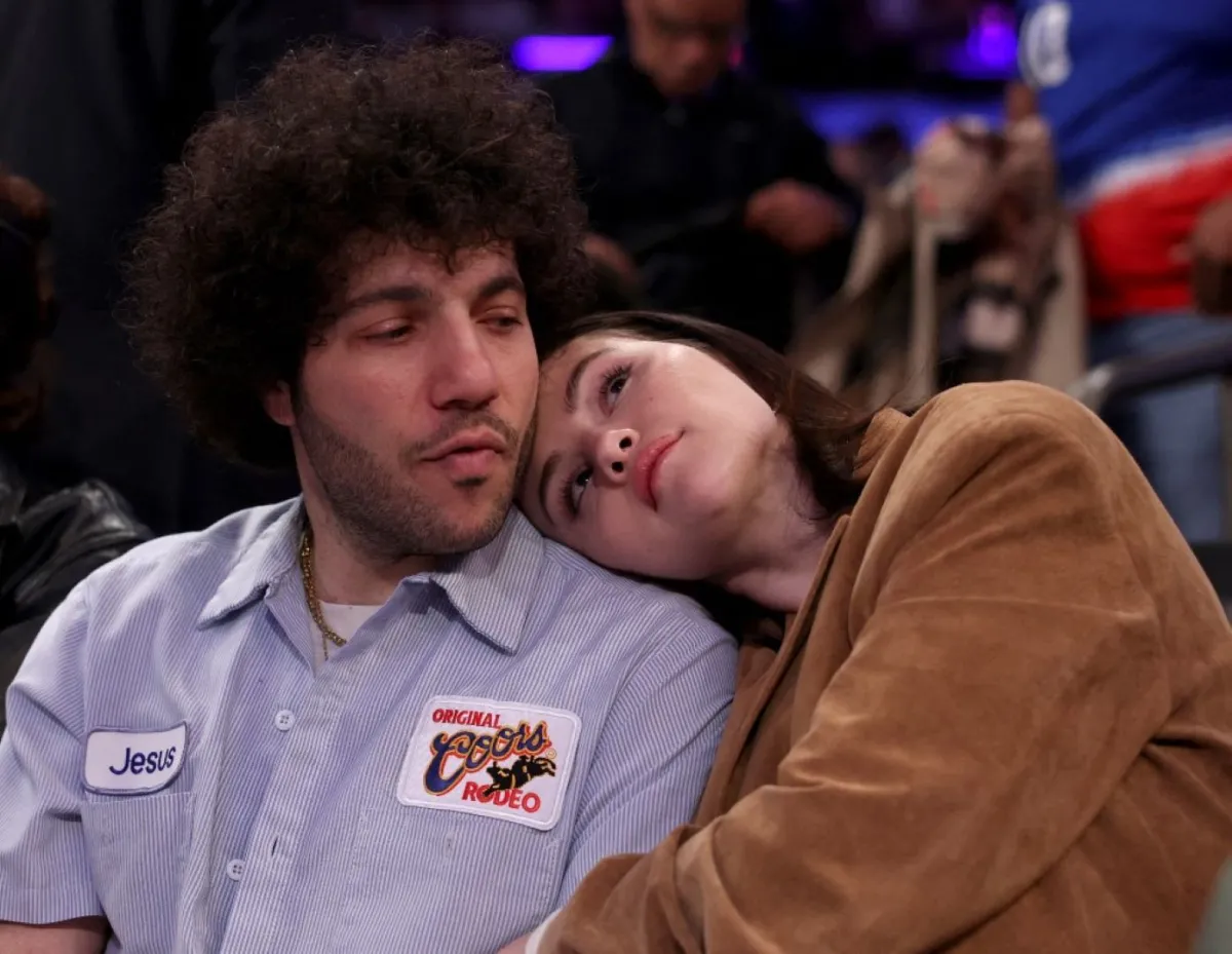 بيني بلانكو وسيلينا غوميز في ماديسون سكوير جاردن في مدينة نيويورك (Benny Blanco and Selena Gomez at Madison Square Garden in New York City). مصدر الصورة: Elsa/Getty Images/AFP