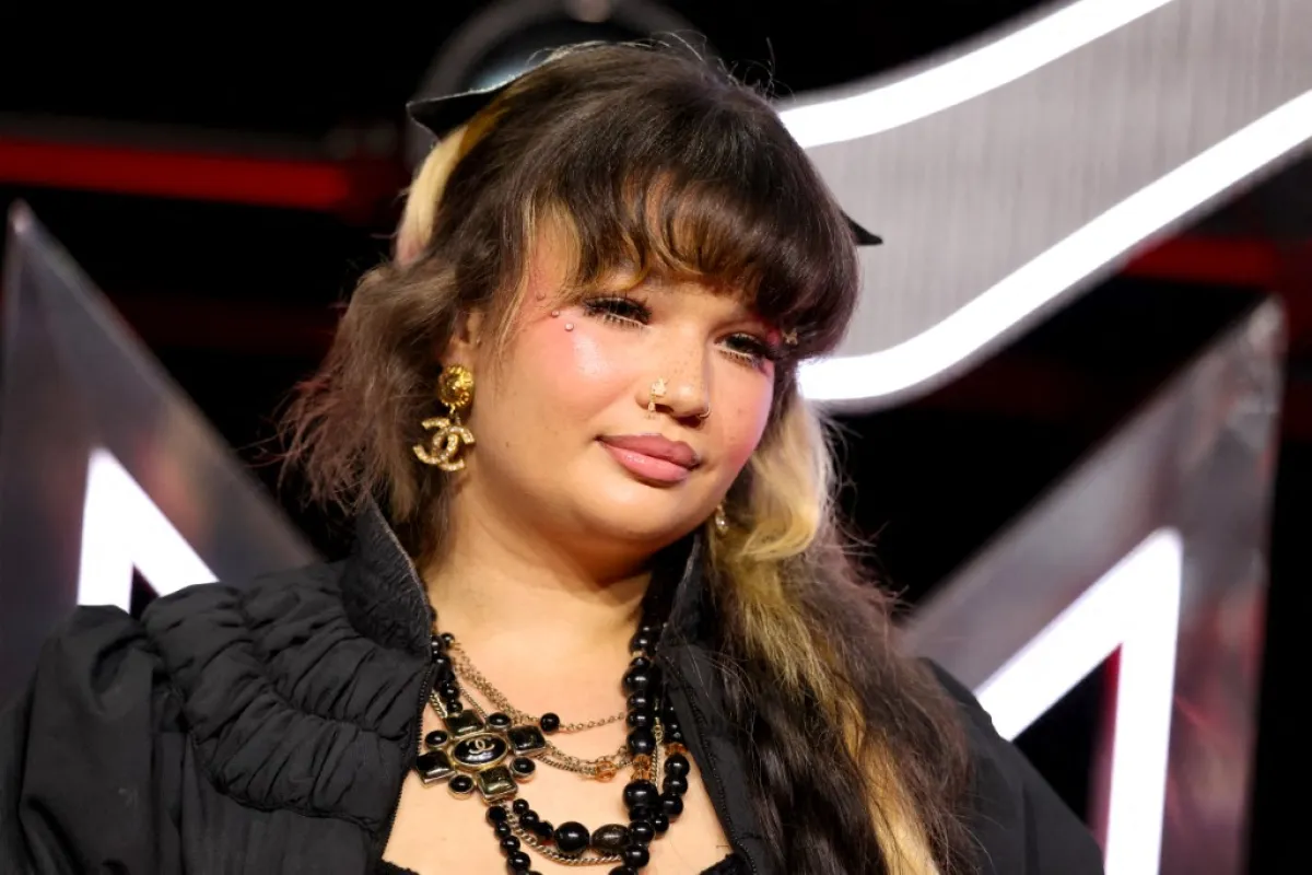 لولا يونغ في نيويورك ( Lola Young in newyork ). مصدر الصورة: Mike Coppola / GETTY IMAGES NORTH AMERICA / Getty Images via AFP