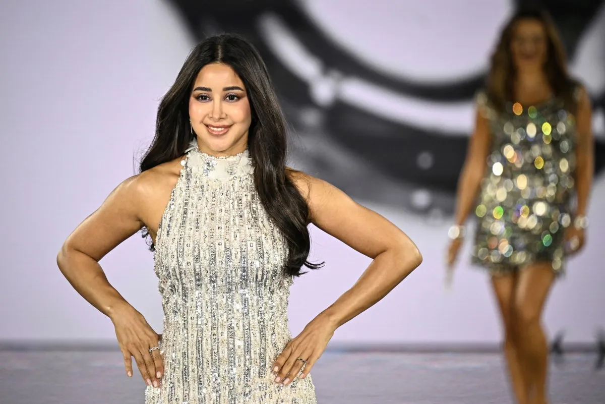 أسيل عمران في عرض لوريال باريس ضمن أسبوع الموضة – مصدر الصورة (Photo by JULIEN DE ROSA / AFP)