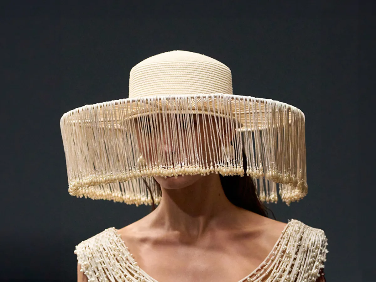 قبعة من كريشا باجاج Krésha Bajaj - الصورة من Launchmetrics/Spotlight ©