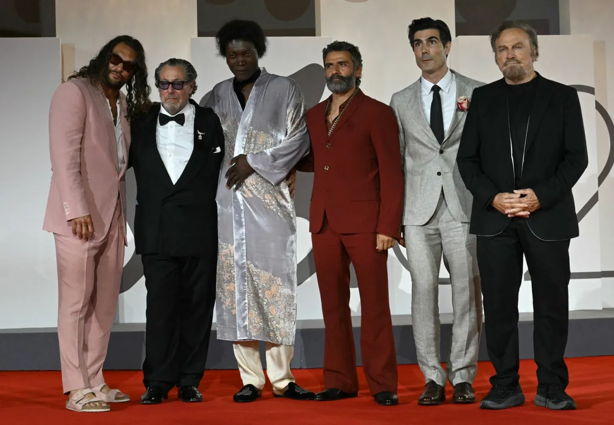 أبطال فيلم "In the Hand of Dante"  على السجادة الحمراء لمهرجان فينيسيا 2025( مصدر الصورة: Stefano RELLANDINI / AFP)