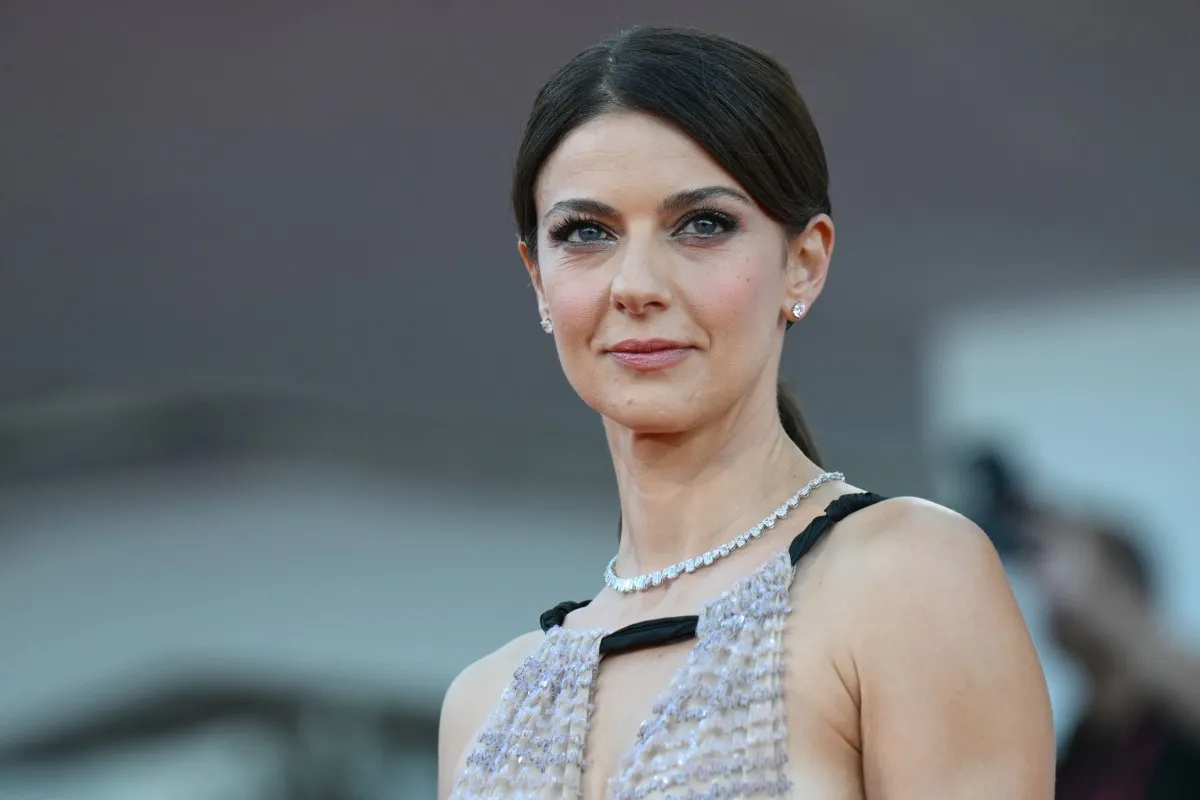 الممثلة الإيطالية باربرا رونشي على السجادة الحمراء لفيلم "إليزا" بمهرجان فينيسيا السينمائي   Barbara Ronchi attend the red carpet of the movie "Elisa" presented in competition at the 82nd International Venice Film Festival (Photo by Tiziana FABI / AFP)