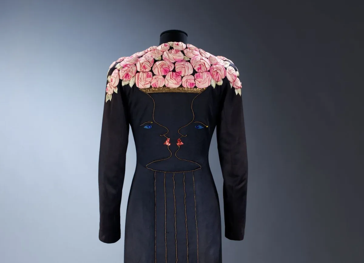 معطف صممته إلسا سكياباريللي ومطرز لدى ميزون لوساج عام 1937- الصورة من العلاقات العامة للدار 