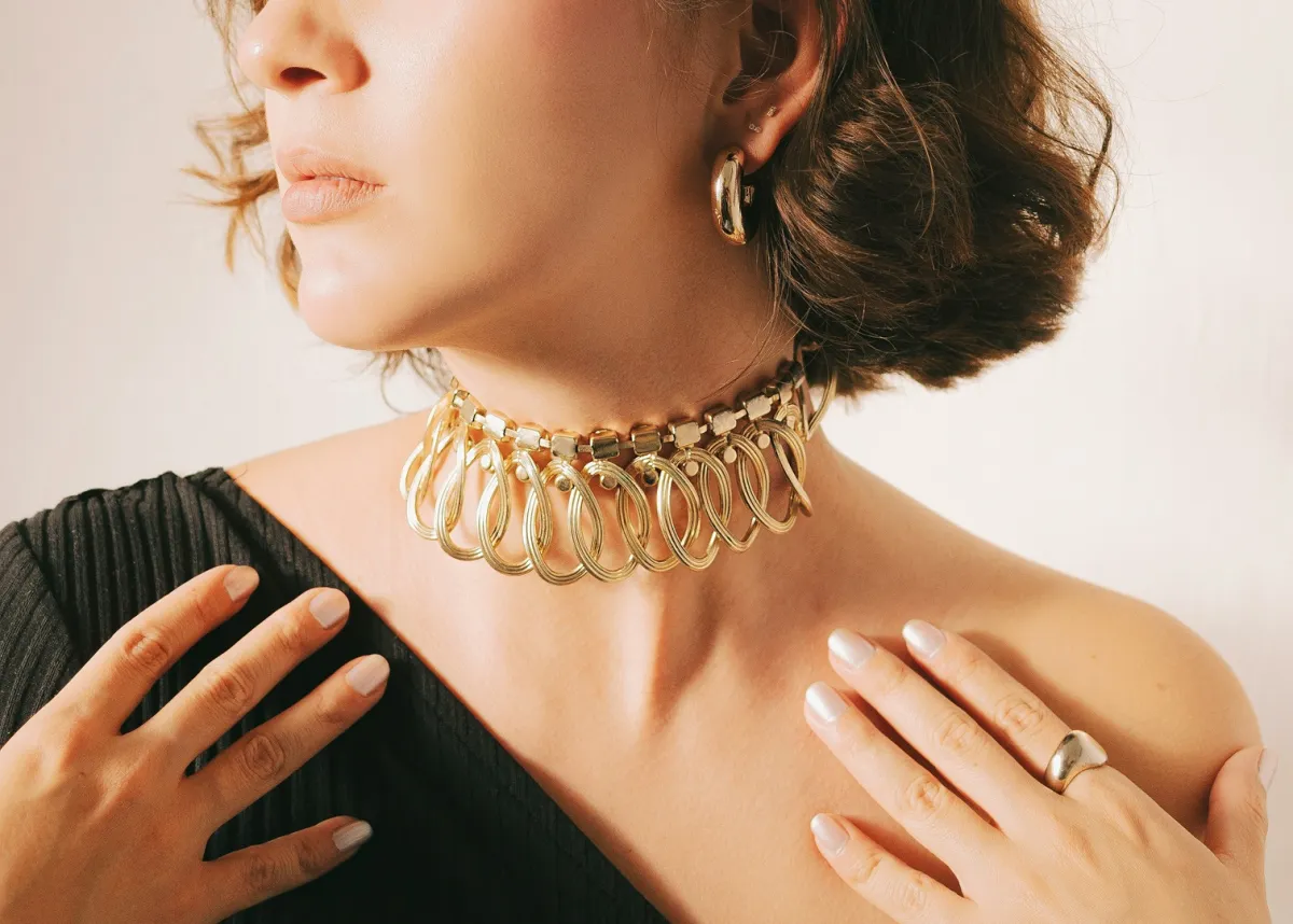 نصائح لاختيار المجوهرات بحسب لون البشرة- مصدر الصورة: Unsplash by Evelyn Verdín