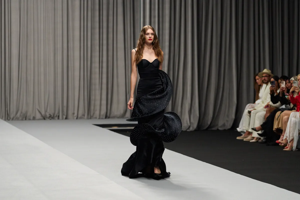 فيولتوي Fioletowy من أسبوع دبي للموضة- الصورة من Launchmetrics/Spotlight ©