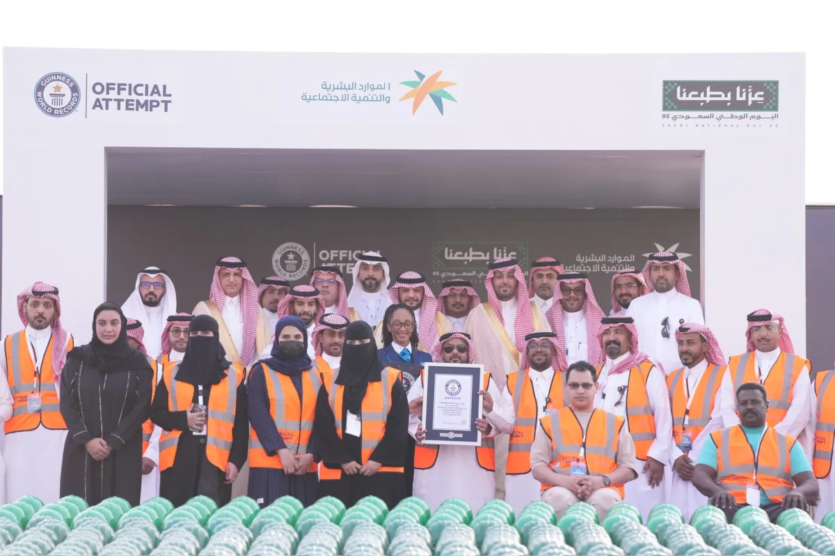 الموارد البشرية تدخل غينيس للأرقام القياسية بأكبر علم سعودي بفن الفسيفساء - الصورة من حساب الوزارة على منصة إكس